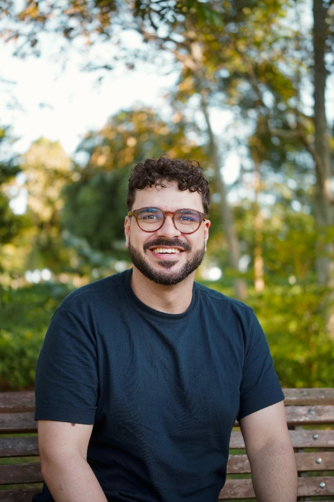 Retrato de Murilo Melo, sorrindo, em um parque.